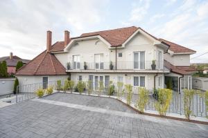 una casa con una gran entrada delante de ella en Dozsa Residence, en Oradea