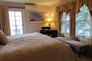 Un pat sau paturi într-o cameră la Terraluna Inn