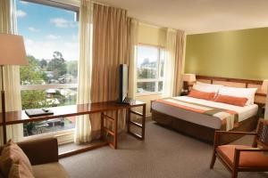 Postel nebo postele na pokoji v ubytování Solace Hotel Puerto Varas + 26 fotografií
