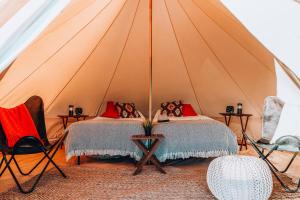 瓦莱Wander Camp Grand Canyon的帐篷里有一间卧室，里面有两张床