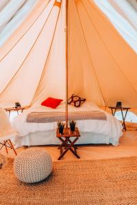 瓦莱Wander Camp Grand Canyon的一间卧室，里面有一顶帐篷，帐篷里有一张床和一张桌子