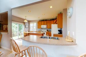 una cocina con fregadero y encimera en Wedgefield - 7 Saint George, en Ocean View