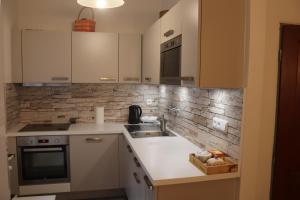 Kuchyňa alebo kuchynka v ubytovaní Apartman 825