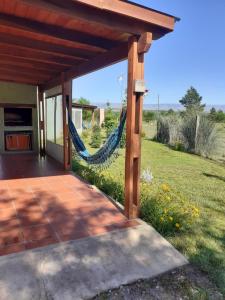una casa con patio y hamaca en La Antonia Elvira, en Los Reartes