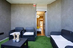 Posedenie v ubytovaní Home2Book Stunning La Quinta, Pool