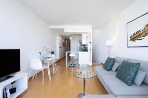 Televízia a/alebo spoločenská miestnosť v ubytovaní Home2Book Stunning La Quinta, Pool