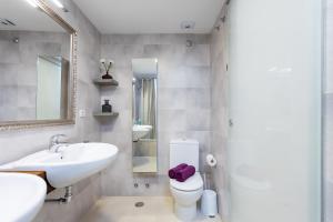 Kúpeľňa v ubytovaní Home2Book Stunning La Quinta, Pool