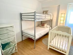 - une chambre avec des lits superposés et un lit bébé dans l'établissement Apartamento de moderno en Salou, à Salou