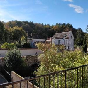 una casa en una colina al lado de una valla en le rempart, en Saint-Julien-du-Sault