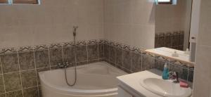 y baño con bañera, aseo y lavamanos. en le rempart, en Saint-Julien-du-Sault