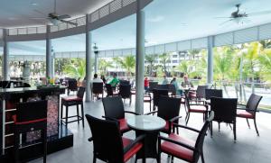 Um restaurante ou outro lugar para comer em Riu Naiboa - All Inclusive