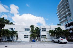 una macchina bianca parcheggiata di fronte a un edificio di The Drift Hotel a Fort Lauderdale