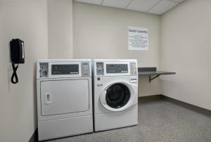 twee wasmachines naast elkaar in een ruimte bij Holiday Inn Express & Suites - Milwaukee - Brookfield, an IHG Hotel in Brookfield