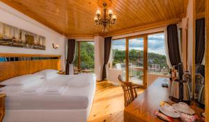 Giường trong phòng chung tại Assos Kayalar Terrace