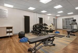 Fitnesscenter och/eller fitnessfaciliteter på Holiday Inn Express & Suites - Milwaukee - Brookfield, an IHG Hotel