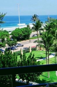 Blick auf den Strand vom Balkon eines Resorts in der Unterkunft Marbella Apart Hotel in Rio de Janeiro