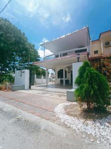 un edificio con un árbol delante de él en Cozy Corner House #4 Bedroom #3 Bathroom en Ipoh