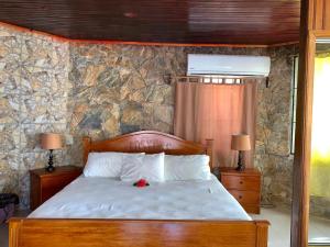 Postel nebo postele na pokoji v ubytování Fosters West Bay Resort + 37 fotografií