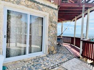 Svalir eða verönd á Fosters West Bay Resort
