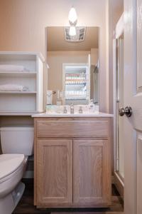 Un baño con lavabo, inodoro y espejo. en Chamonix # 88, en Mammoth Lakes