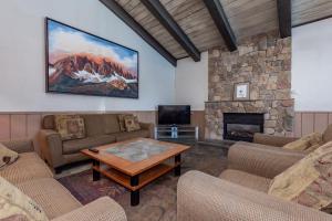 Una sala de estar con sofás y chimenea. en Chamonix # 88, en Mammoth Lakes