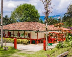 una casa con techo de baldosa en Ecofinca Salento, en Salento