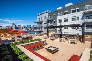 eine Terrasse mit Tischen und Stühlen vor einem Gebäude in der Unterkunft Global Luxury Suites East Boston in Boston