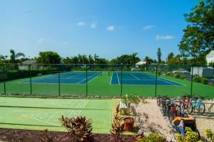 Tennis- og/eller squashfaciliteter på Mariner Pointe #542 eller i nærheden