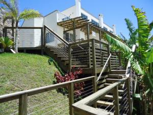 una casa con escaleras delante de una valla en Mirante dos Ingleses, en Florianópolis