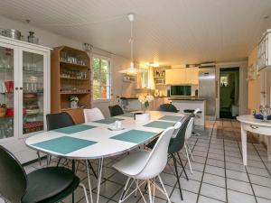 ein Zimmer mit einem Tisch und Stühlen in einer Küche in der Unterkunft Three-Bedroom Holiday home in Humble 12 in Humble