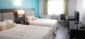 Habitación de hotel con 2 camas y TV en Nampa Inn & Suites en Nampa