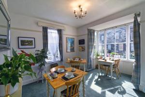 A restaurant or other place to eat at Garth Dderwen 