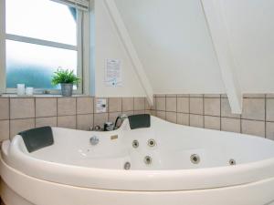 Kupatilo u objektu 6 person holiday home in Haderslev