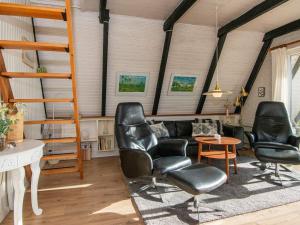 - un salon avec des chaises et un lit en mezzanine dans l'établissement 6 person holiday home in Haderslev, à Årøsund