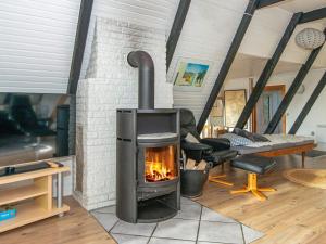 Årøsundにある6 person holiday home in Haderslevのリビングルーム(暖炉、ソファ付)