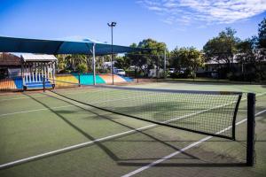 una red de tenis en una pista de tenis en 2 Bedroom Villa In Tropical Resort en Noosaville