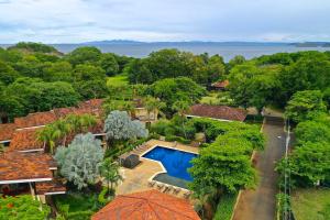 una vista aérea de una casa con piscina en Las Colinas de Playas del coco, en Coco