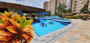 een zwembad in een hotel met mensen erin bij Apartamentos Ecologic PARK - Caldas Novas in Caldas Novas +59 foto's