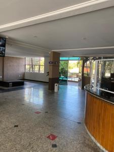 een lege kamer met een bar in een gebouw bij Apartamentos Ecologic PARK - Caldas Novas in Caldas Novas