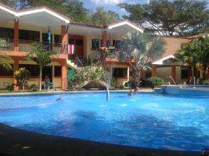 Bazén v ubytování CocoMarindo nebo v jeho okolí