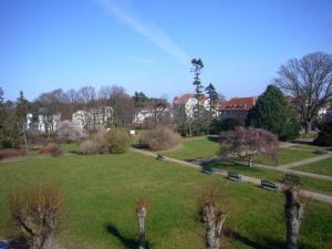 キュールングスボルンにあるVilla-Parkblick-Wohnung-13-9563の緑地の公園