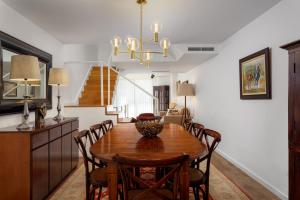 uma sala de jantar com uma mesa de madeira e cadeiras em STUPENDO-Three Rooms-Suite with Terrace -Center -Air conditioning-Free Park em Lisboa