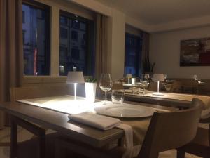 una mesa de comedor con copas de vino. en Best Western Hotel City, en Milán
