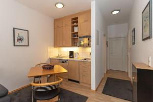 キュールングスボルンにあるVilla-Parkblick-Wohnung-13-9563のキッチン(木製キャビネット、テーブル付)