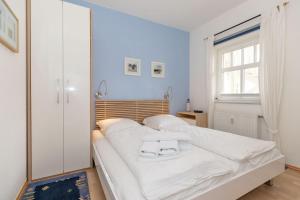 キュールングスボルンにあるVilla-Parkblick-Wohnung-13-9563のベッドルーム1室(白いシーツが備わるベッド2台付)