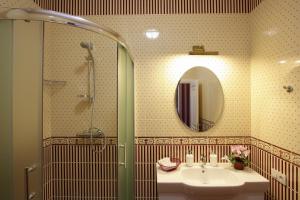 Koupelna v ubytování Hotel Litera + 35 fotografií