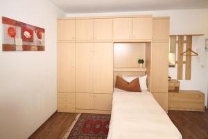 キュールングスボルンにあるStrandstrasse-43-Wohnung-14-896のベッドルーム1室(ベッド1台、キャビネット内蔵)