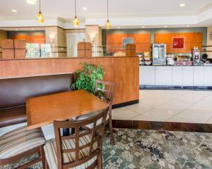 a restaurant with a table and chairs and a counter at Comfort Suites in Elizabethtown