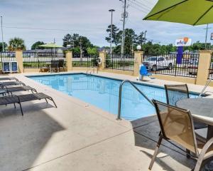 Piscine de l'établissement Quality Suites Baton Rouge East - Denham Springs ou située à proximité