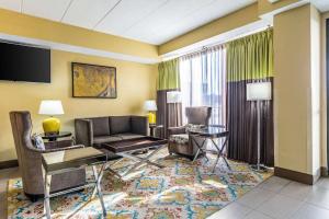 O zonă de relaxare la Quality Inn & Suites Southport